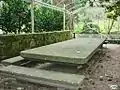 Table en granit dans le jardin sous la pergola. À ce qu'il paraît la pierre vient d'un rocher de l'Île de Tambo.