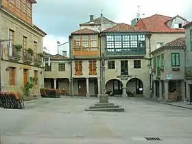 Place médievale du Bois de chauffage à Pontevedra, et son calvaire de granit.