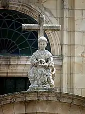 Statue de Teucros sur le parvis de l'église de la Vierge Pèlerine