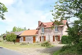 L'ancien bâtiment voyageurs de la gare de Ponthoile-Romaine, vu par temps globalement ensoleillé.