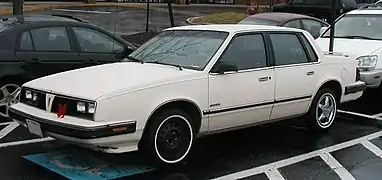 La berline Pontiac 6000, modèle de 1985-1986.