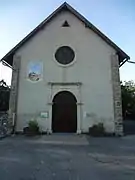 Façade de l’église avec un cadran solaire récent.