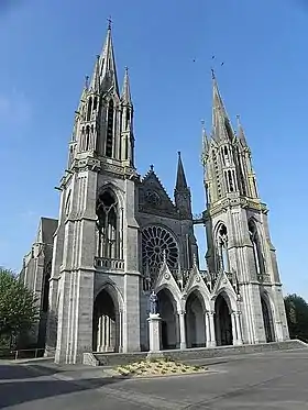 Photographie de la façade sud de la basilique.