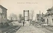 Le pont provisoire à gauche et le pont suspendu vers 1925.