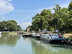 Ponton des péniches de Port Canal.