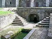 La fontaine couverte de l'abbaye, aussi ancienne que les bâtiments monastiques, inscrite M.H. depuis 1933.