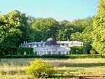 Le château de Bois-Feuillette, à l'ouest de la commune près de Pont-Sainte-Maxence.