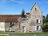 Vestiges de la « grange » (ferme monastique) du Moncel, incorporant un manoir XIIIe siècle.