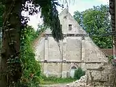 La grange aux dîmes de la ferme de l'abbaye du Moncel, pignon ouest sur la cour de ferme.