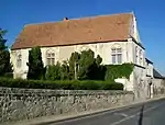 Le manoir de Saint-Paterne, ou manoir Saint-Symphorien ; vue depuis l'est.