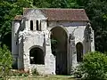 Ruines de l'église Saint-Pierre : transept, chevet, base du clocher et tourelle d'escalier ; vue depuis l'ouest.