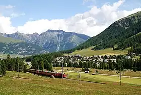 Un train du Bernina Express des RhB sur la ligne de la Bernina avec la H29 et Pontresina