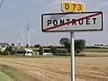 Sortie de Pontruet vers Bellenglise avec vue sur des éoliennes.