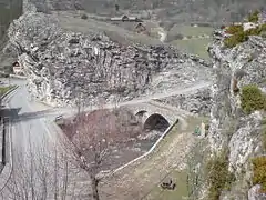 Les deux ponts avals. On voit comment les arcs de décharge aval du vieux pont (à droite) facilitaient le virage aux attelages.