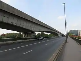 La chaussée du pont avec le Viaduc-métro de Clichy surplombant.