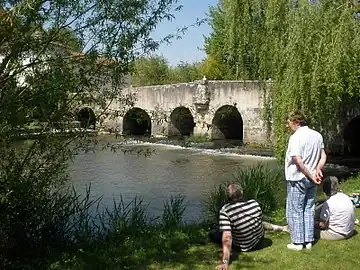 Le pont médiéval de Saint-Aulaye sur la Rizonne.