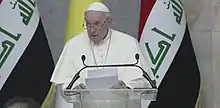 Discours du pape François sur fond de drapeaux irakiens
