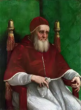 Portrait à mi-corps du pape Jules II assis sur une chaise, tenant un mouchoir de poche, le diadème sur sa tête, habillé d'un surplis blanc et d'un manteau pourpre.