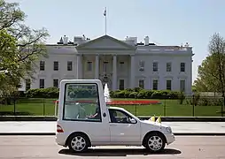 Benoît XVI dans sa papamobile Mercedes-Benz Classe M devant la Maison-Blanche à Washington, D.C.