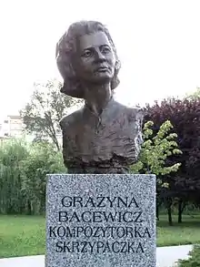 Buste de « Grażyna Bacewicz, compositrice, violoniste », sur l'allée de la Renommée à Kielce en Pologne.