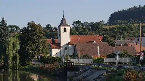 L'église dans le village.