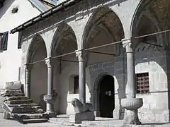 Vue du porche de l'église Saint-Marcellin à La Salle