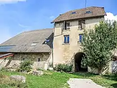 Porche d'entrée et façade ouest de l'ancien prieuré.