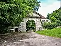 Porche d'entrée de l'ancienne abbaye de Bellevauix