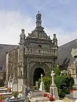 Porche sud de l'église Notre-Dame de Tremaouézan.