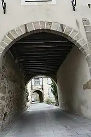 Porche de la deuxième enceinte face au pont-levis du logis abbatial.