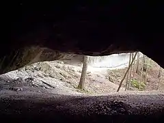 Porche de la grotte du Bisontin, vu de l'intérieur.