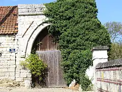 Porche de l'ancien prieuré Saint-Nicolas.