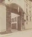 Vue du porche d'entrée de l'hôtel de la Roche-Guyon depuis la rue des bons enfants. Vers 1900.