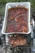 Saint-Louis-de style barbecue, steaks de porc en train de cuire.