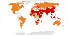 Carte du monde avec des pays colorés soit en gris, vert, orange ou rouge.