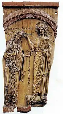 Photo d'une icône en ivoire comportant deux hommes debout : Constantin VII et le Christ, le second couronnant le premier.