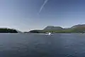 Porpoise Bay, à l'extrémité sud de l'inlet Sechelt, situé à l'extrémité nord du village.