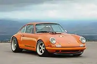 La Porsche 911 Singer avec une superbe livrée Singer's Racing Orange qui avait été présentée au Pebble Beach Concours d'Élégance de 2009.