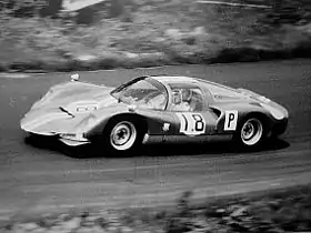 Joseph Siffert pilotant une Porsche 906 en 1966 au Nürburgring