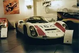 Photo d'une Porsche 910 exposée dans un musée.
