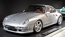 Une 911 Turbo S grise vue de trois-quart avant dans le Musée Porsche.
