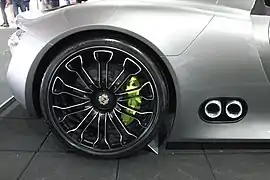 Photo d'une roue arrière de 918 Spyder Concept, avec double sortie d'échappement latérale devant la roue.