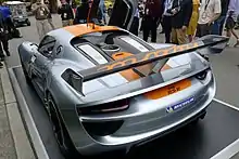 Photographie de la 918 RSR vue de l'arrière, avec son aileron imposant