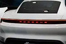 L'arrière, comprenant une bande lumineuse et l'inscription Porsche.