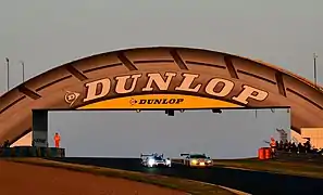 La passerelle Dunlop qui suit la chicane homonyme.