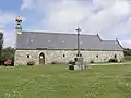L'enclos paroissial de la chapelle Saint-Ourzal : la chapelle et le calvaire 2.