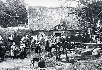 Battage au manège à Port Manec'h vers la fin du XIXe siècle.