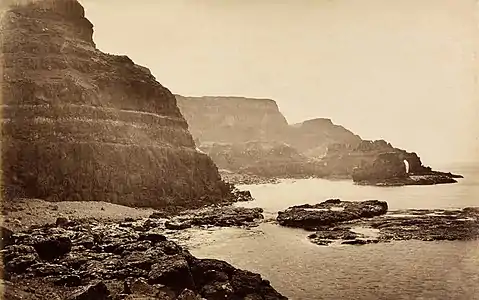 Vue sur Port-Na Spaniagh en direction de Lacada Point et des Spanish Rocks - Comté d'Antrim, Irlande du Nord, vers 1888.