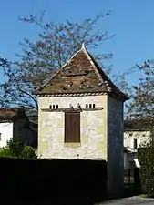 Pigeonnier dans le bourg de Port-Sainte-Foy.