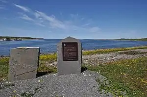 Plaque commémorative à Pointe Riche sur l'histoire de la côte française de Terre-Neuve